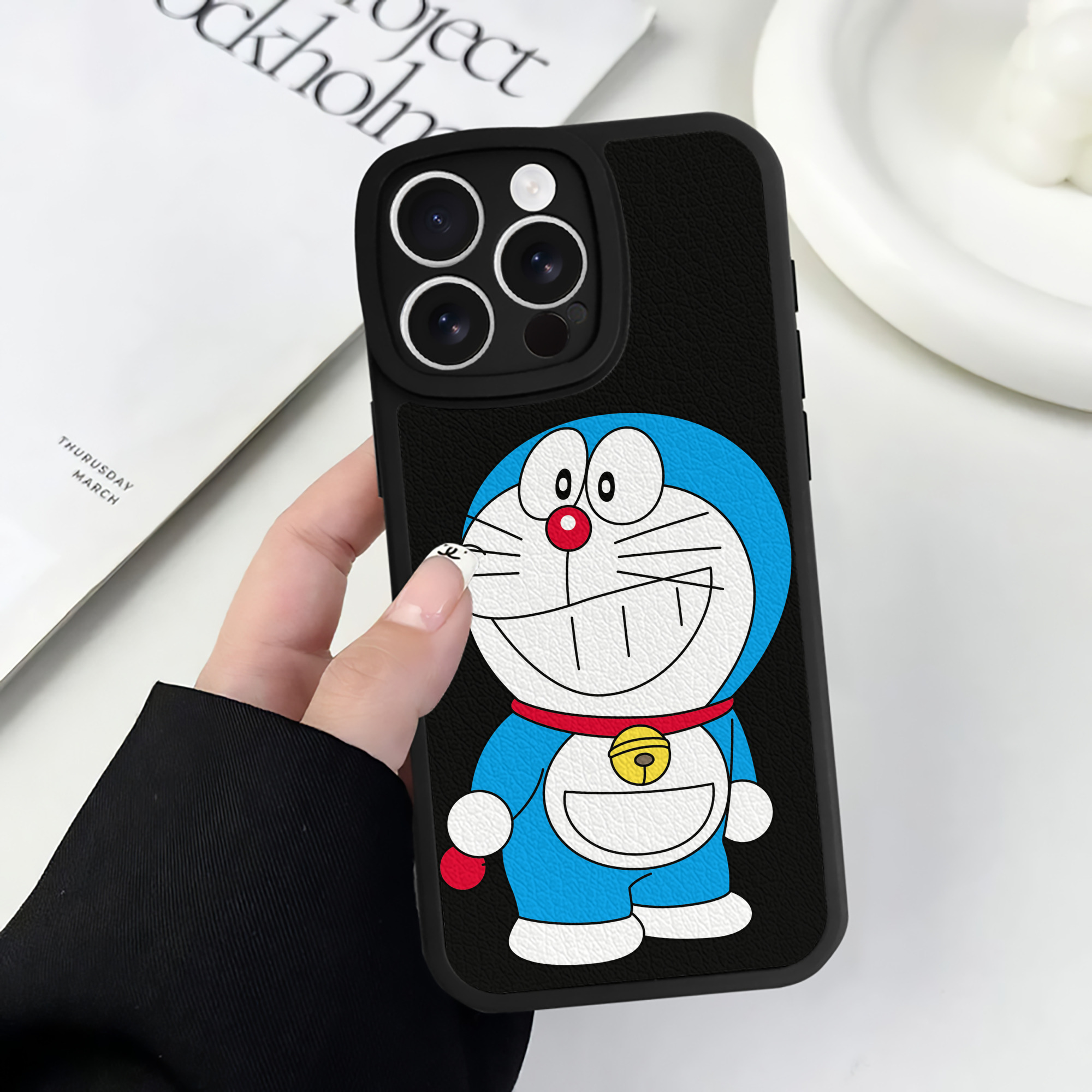 （画像用） ドラえもん Doraemon 【iPhone 16シリーズ対応】シリコンスマホケース（レザー調） 材質：シリコン